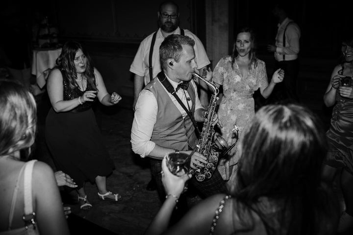 Ein Saxophonist spielt Livemusik auf einer Hochzeit in Dresden.