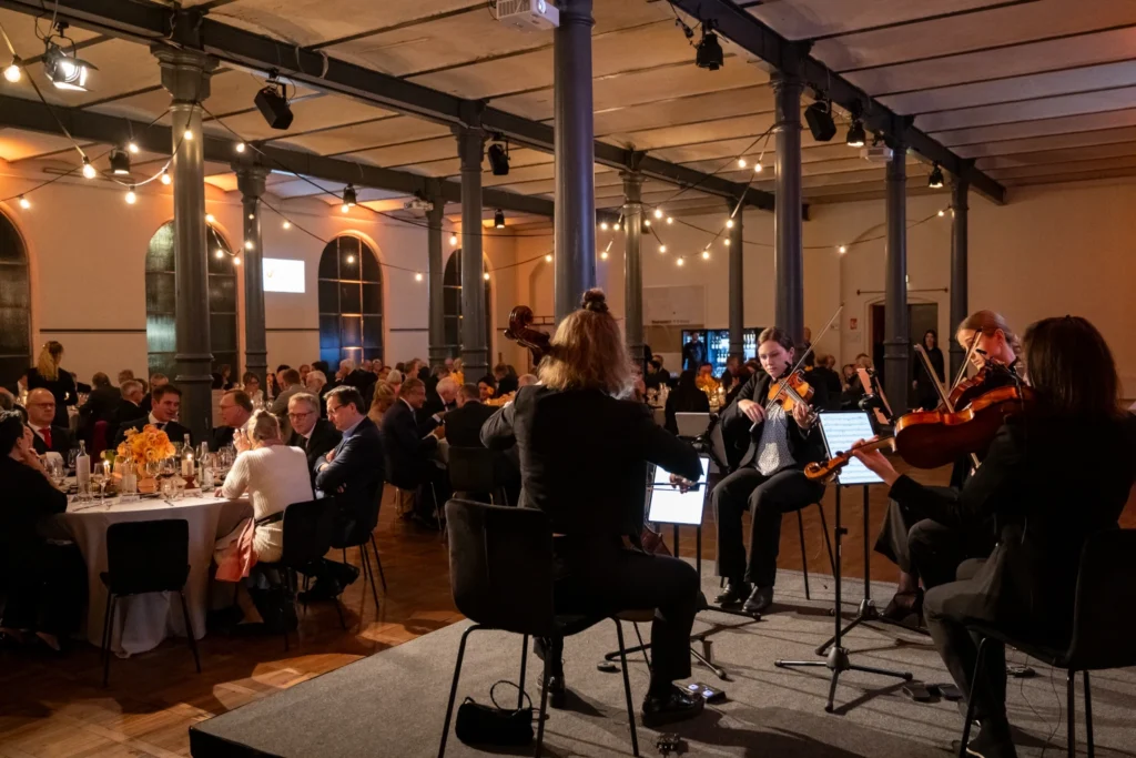 Ein Streichquartett spielt Livemusik auf einem Kongress in Dresden.