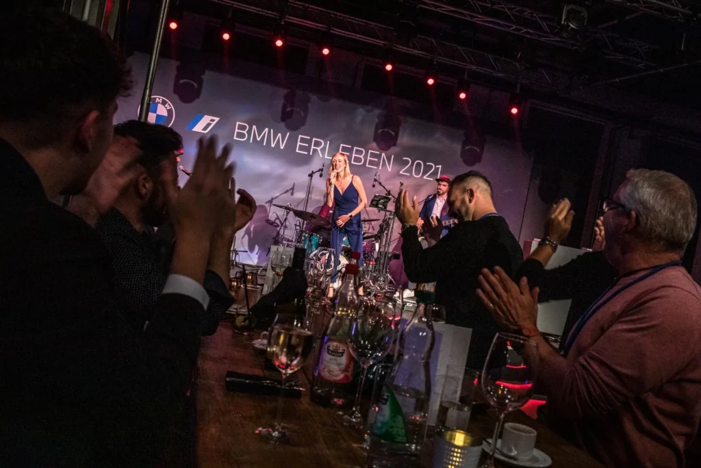 Eine Liveband spielt auf einem Mitarbeiterevent in Dresden.
