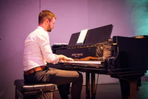 Ein Pianist spielt Livemusik auf einer privaten Feier in Dresden.
