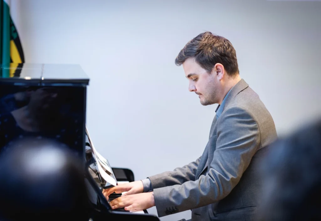 Ein Pianist spielt auf einer Trauerfeier Livemusik.