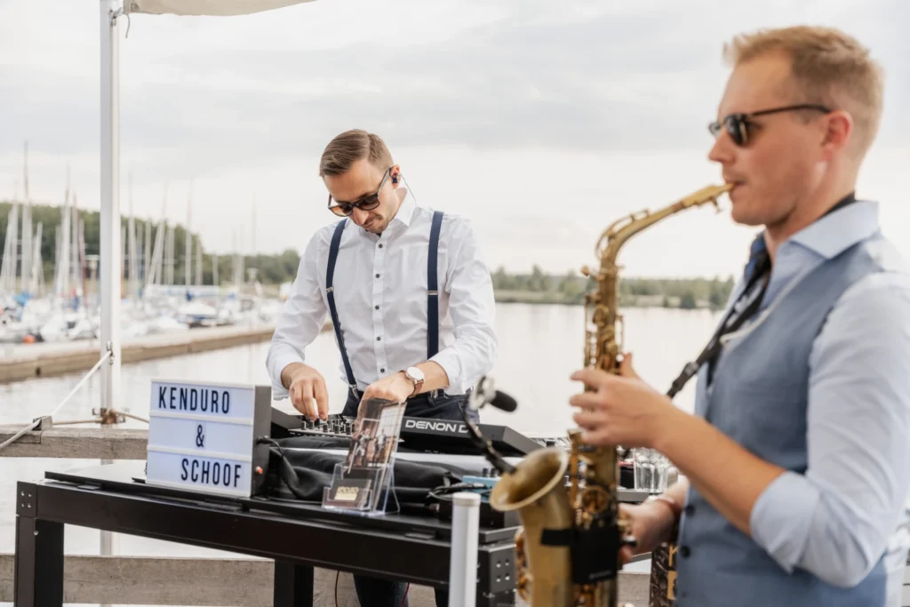 Zwei Musiker begleiten ein Sommerfest mit der passenden Livemusik.