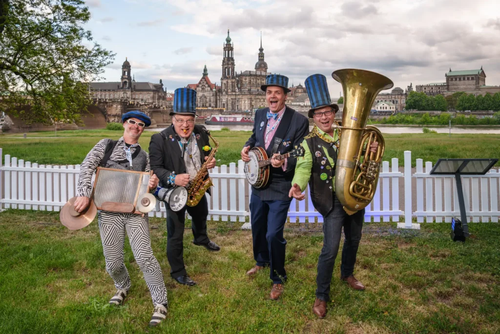 Die Dixieband Combo Gurilly spielt Livemusik auf einem Kongress in Dresden.