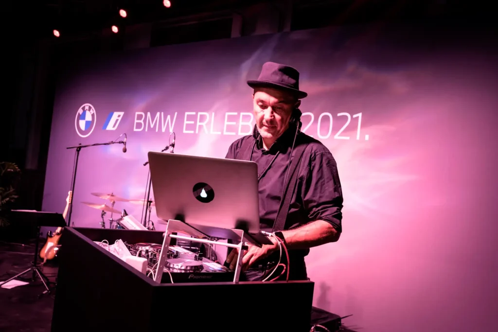 Ein DJ legt zur Party bei einem Kongress in Dresden auf.