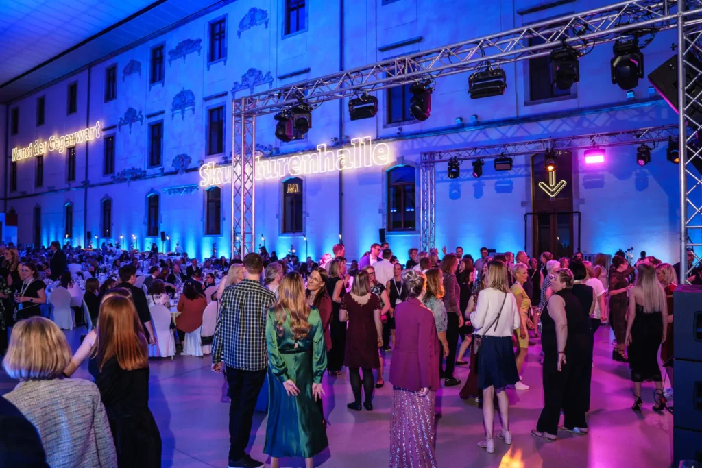 Die Gäste eines Kongresses tanzen zu Livemusik im Albertinum Dresden.