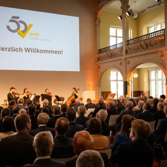 Ein Streichquartett spielt Klassik und Filmmusik auf einer Festveranstaltung in Dresden