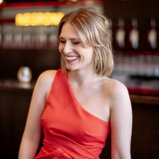 Die Hochzeitssängerin Anne Großhäuser wird in Dresden in einer Bar fotografiert.