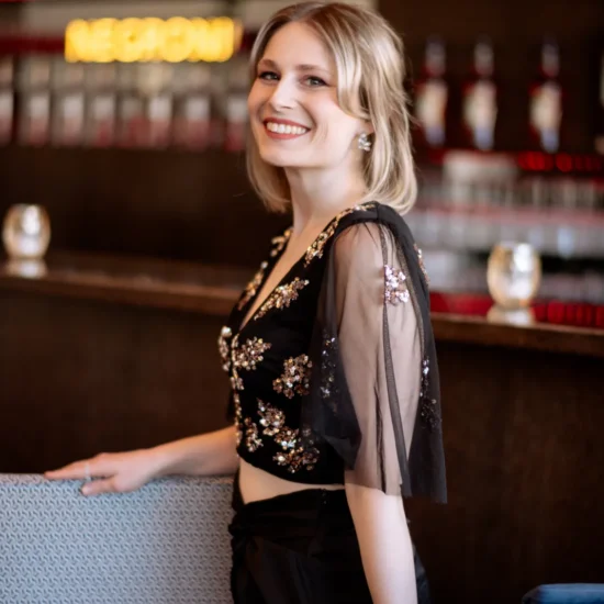 Die Dresdner Sängerin Anne Großhäuser lächelt in die Kamera.