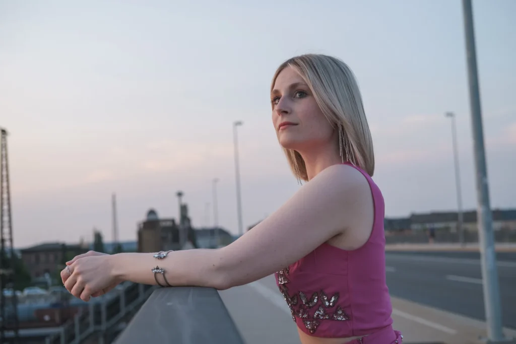 Die Dresdner Sängerin Anne Großhäuser lehnt an einer Brücke.