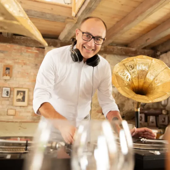 DJ mit Schallplatten in Dresden