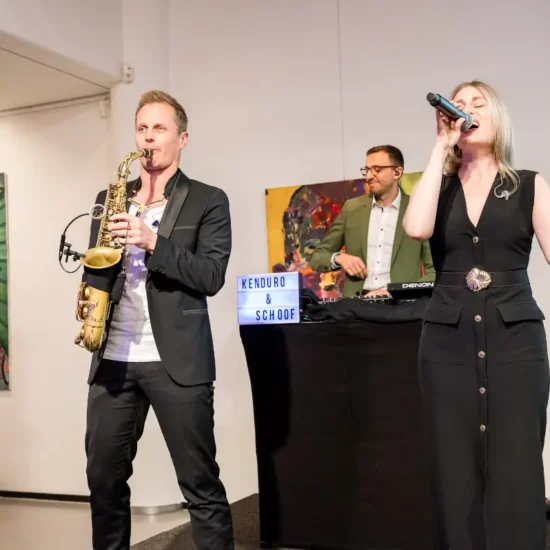 Trio mit DJ, Sängerin und Saxophonist auf einem Event