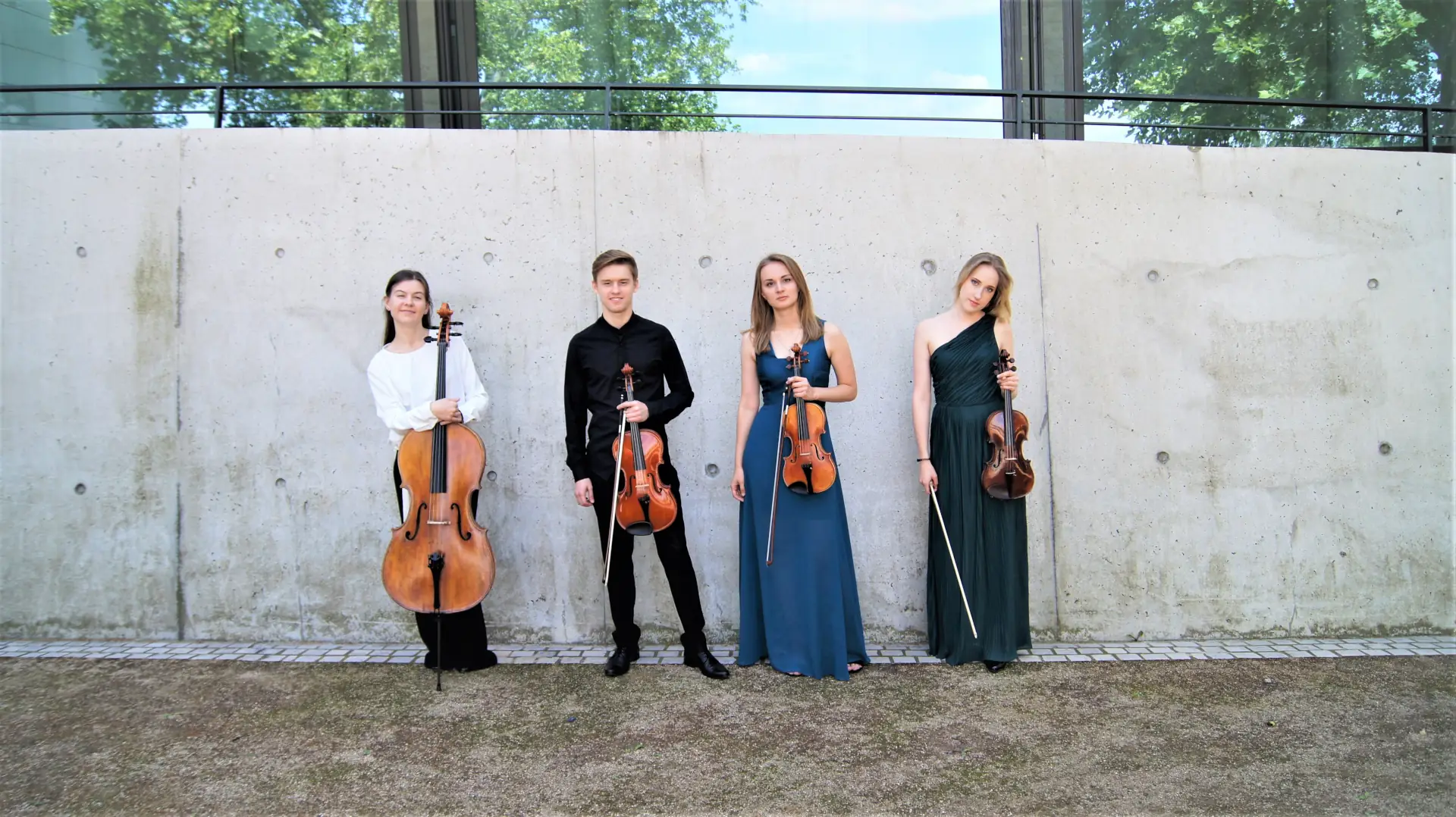Modernes Streichquartett mit Cello, Violine und Viola vor Betonwand – stilvolle Live-Musik für Gala, Kongress und Festveranstaltungen in Dresden