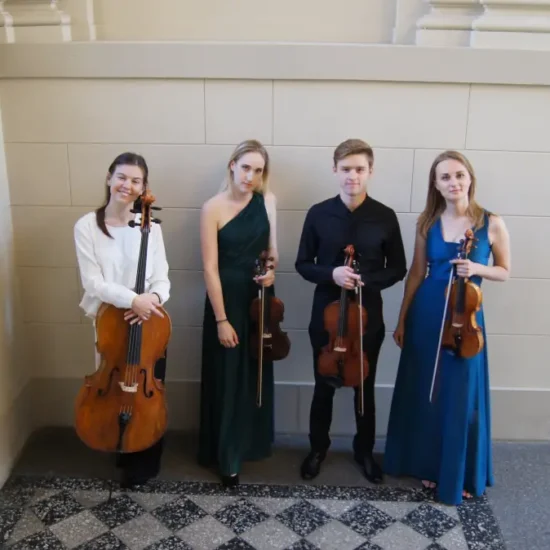 Elegantes Streichquartett bei einem Fotoshooting – professionelle klassische und moderne Musik für Events, Firmenfeiern und Hochzeiten in Dresden