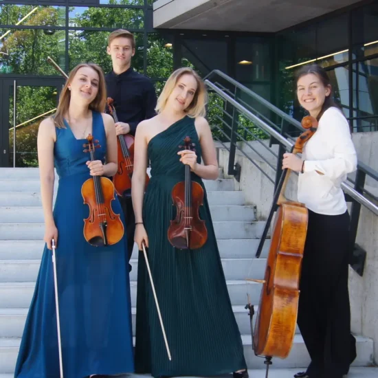 Junges Streichquartett mit Cello und Streichinstrumenten in Abendgarderobe – exklusive musikalische Begleitung für Veranstaltungen in Dresden