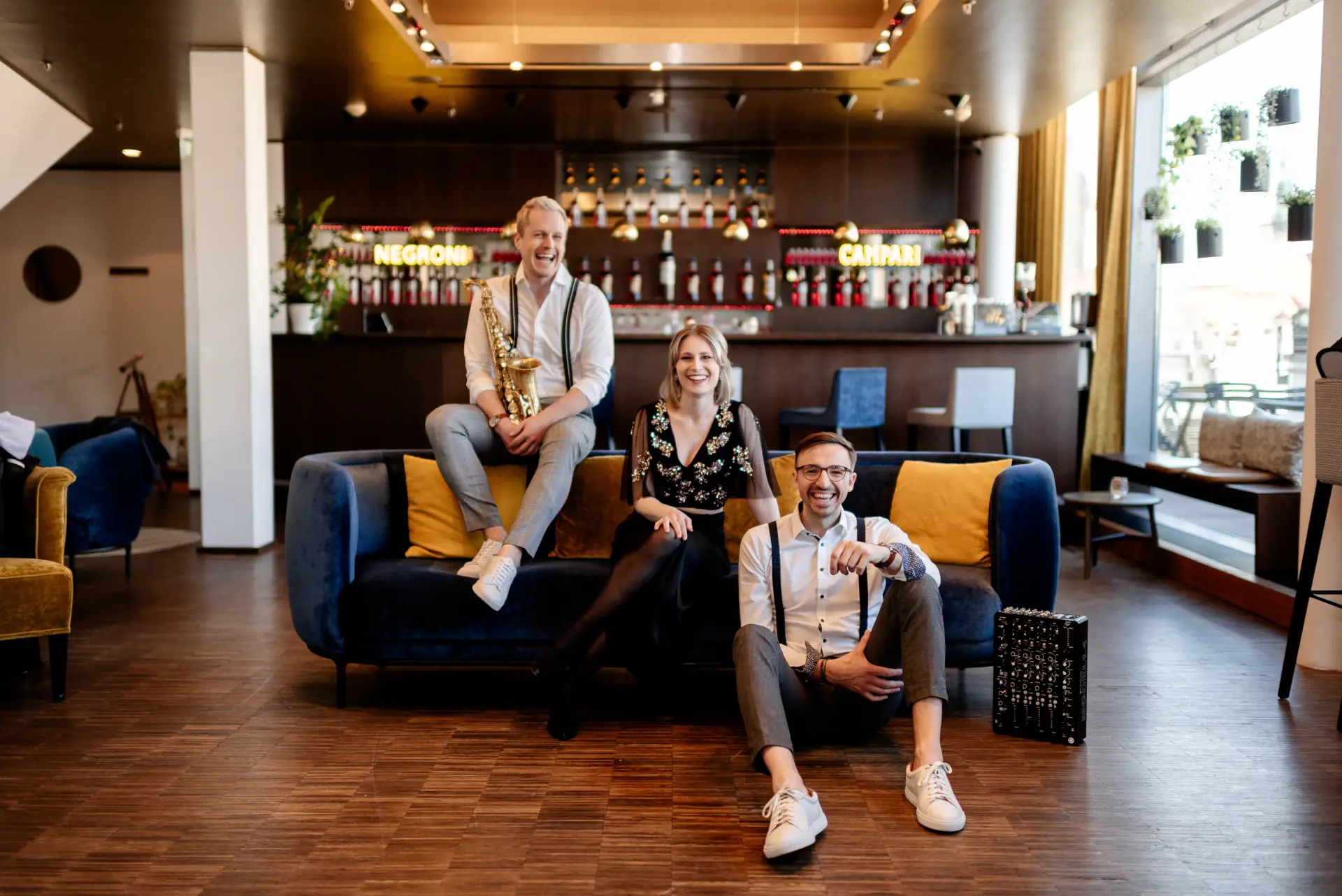 Elegantes Musiktrio für hochwertige Firmenfeiern in stilvollem Barambiente