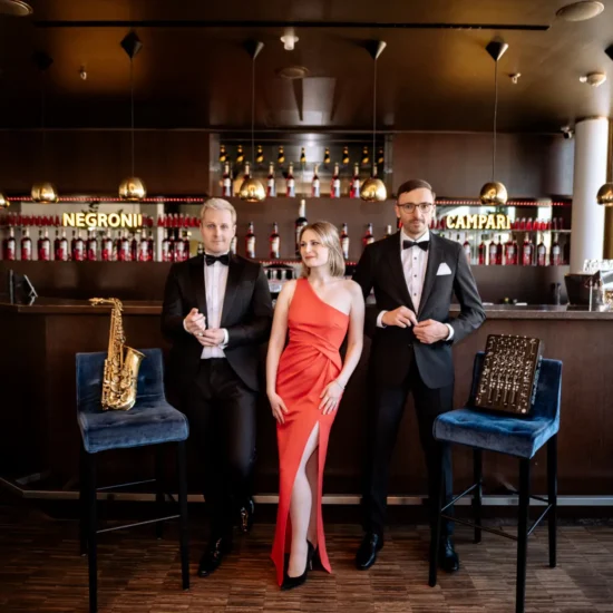 Elegant gekleidetes Musiktrio in einer Bar-Lounge mit Saxophon, DJ und Sängerin