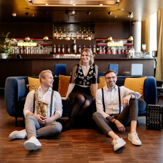 Professionelle Live-Musik für Corporate Events mit Saxophon, Sängerin und DJ