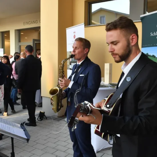 Professionelles Musikduo mit Saxophon und Gitarre sorgt für stilvolle Live-Musik bei einem B2B-Event in Dresden – dezente Hintergrundmusik für Firmenveranstaltungen
