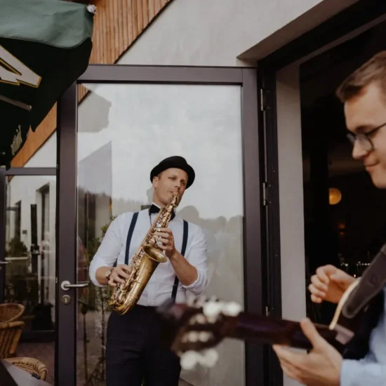 Saxophon- und Gitarren-Duo spielt entspannte Live-Musik bei einem Business-Event in Dresden – musikalische Begleitung für Firmenfeiern und Networking-Events