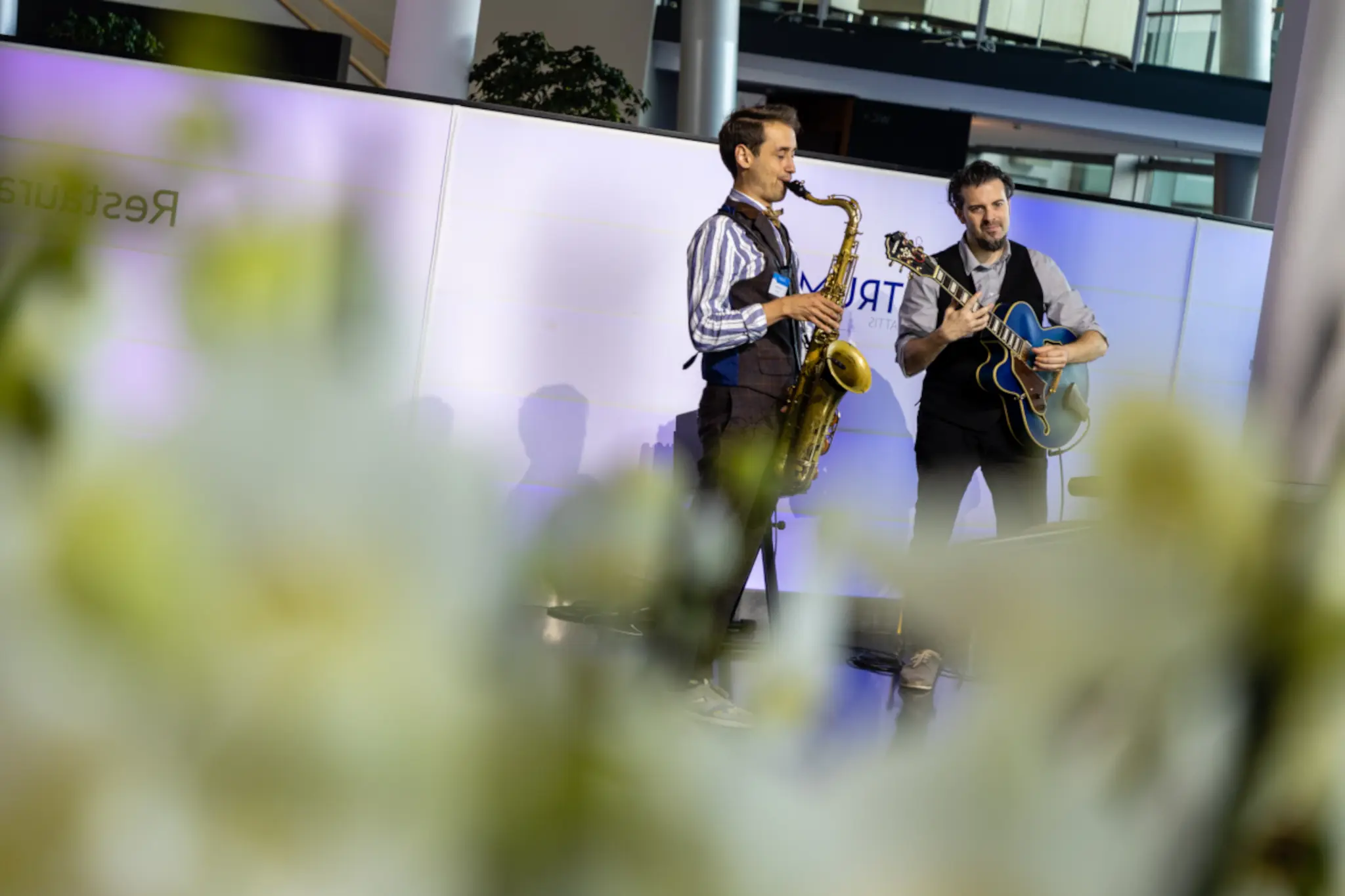 Live-Band mit Saxophon und Gitarre bei einer exklusiven Firmenfeier in Dresden – hochwertige Eventmusik für Business-Events, Empfänge und Kundenevents